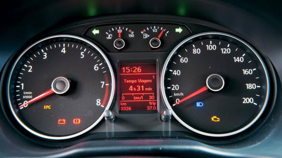 Iluminação é branca nos instrumentos e vermelha no visor central | <a href="https://gutenberg.quatrorodas.abril.com.br/carros/testes/vw-gol-699508.shtml" rel="migration">Leia mais</a>