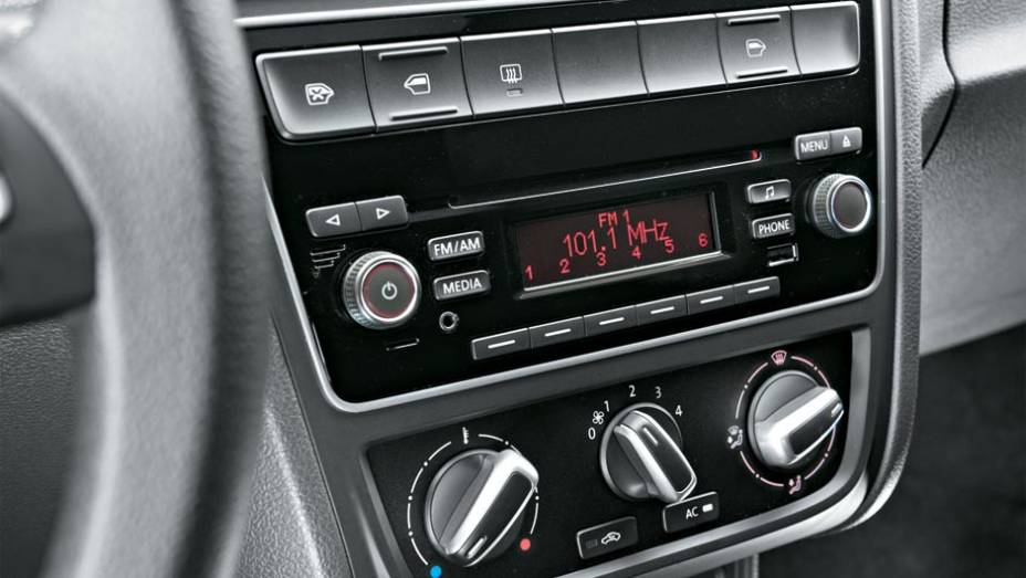 O rádio é oferecido como item opcional | <a href="https://gutenberg.quatrorodas.abril.com.br/carros/testes/vw-gol-699508.shtml" rel="migration">Leia mais</a>