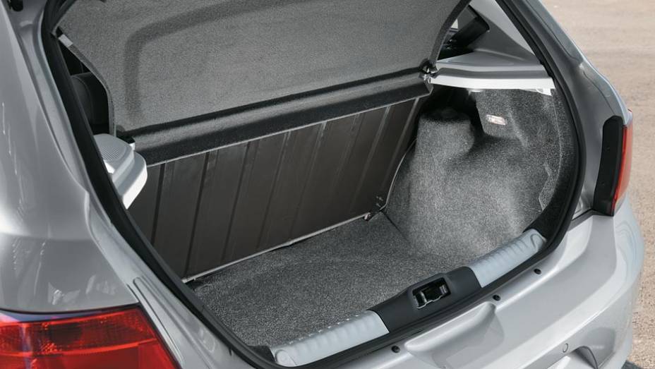 Porta-malas tem capacidade de 285 litros | <a href="https://gutenberg.quatrorodas.abril.com.br/carros/testes/vw-gol-699508.shtml" rel="migration">Leia mais</a>