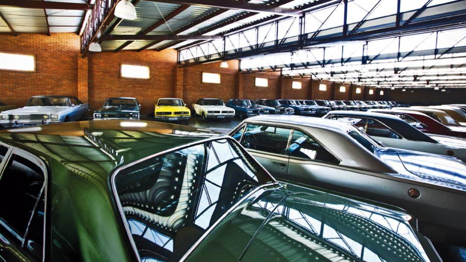 Entre os mais de 40 carros, um de cada ano | <a href="https://gutenberg.quatrorodas.abril.com.br/reportagens/geral/museu-dodge-699798.shtml" rel="migration">Leia mais</a>