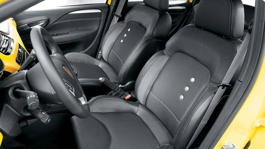 Abas laterais dão suporte ao corpo Abas laterais dão suporte ao corpo