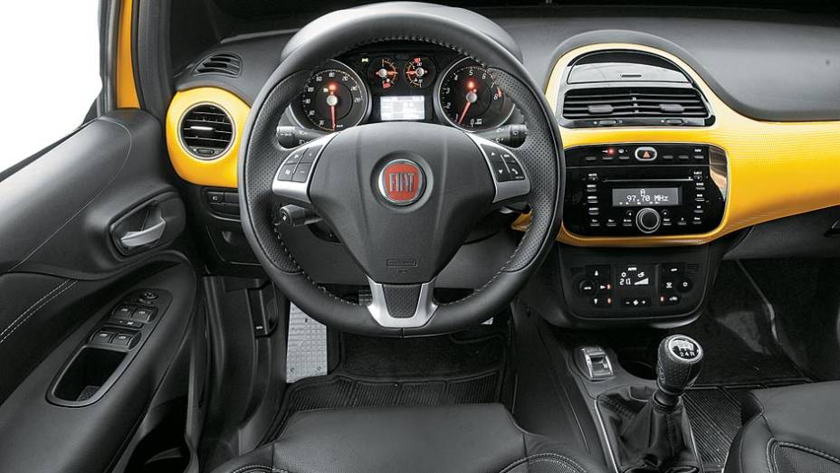 Volante tem regulagem de altura e profundidade, mas poderia ser elétrico, como o Bravo | <a href="https://gutenberg.quatrorodas.abril.com.br/carros/testes/fiat-punto-699955.shtml" rel="migration">Leia mais</a> Volante tem regulagem de altura e profundidade, mas poderia ser elétrico, como o Bravo | <a href="https://gutenberg.quatrorodas.abril.com.br/carros/testes/fiat-punto-699955.shtml" rel="migration">Leia mais</a>