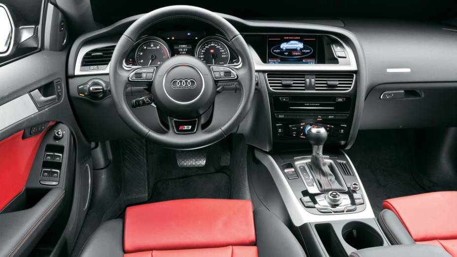 Console central, voltado para o piloto e alto entre os bancos, facilita a ergonomia. O S5 vem completo de série | <a href="https://gutenberg.quatrorodas.abril.com.br/carros/testes/audi-s5-700509.shtml" rel="migration">Leia mais</a>