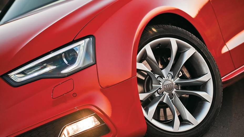 Rodas aro 18 e faróis com leds e xenônio: itens de série | <a href="https://gutenberg.quatrorodas.abril.com.br/carros/testes/audi-s5-700509.shtml" rel="migration">Leia mais</a>