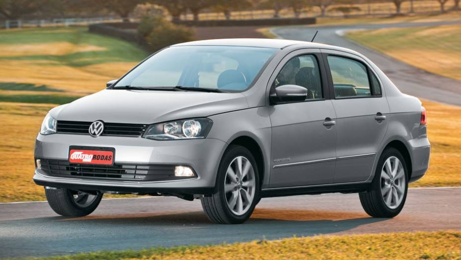 Nova frente deixou o Voyage com cara de VW alemão | <a href="https://gutenberg.quatrorodas.abril.com.br/carros/lancamentos/vw-voyage-comfortline-699016.shtml" rel="migration">Leia mais</a>