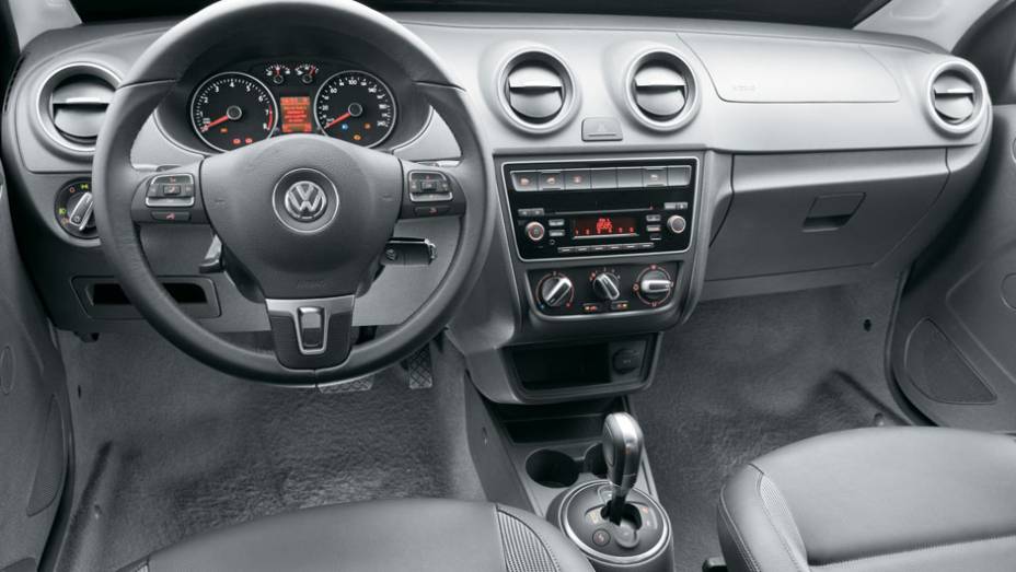 Botão de luzes está no painel, à esquerda do volante | <a href="https://gutenberg.quatrorodas.abril.com.br/carros/lancamentos/vw-voyage-comfortline-699016.shtml" rel="migration">Leia mais</a>