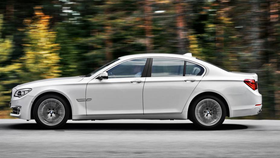 A versão 750 Li tem 5,22 metros de comprimento, com entre-eixos alongado em 14 cm em relação ao tradicional BMW 750i | <a href="https://gutenberg.quatrorodas.abril.com.br/carros/impressoes/bmw-750-li-704546.shtml" rel="migration">Leia mais</a>