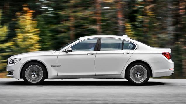 A versão 750 Li tem 5,22 metros de comprimento, com entre-eixos alongado em 14 cm em relação ao tradicional BMW 750i | <a href="https://gutenberg.quatrorodas.abril.com.br/carros/impressoes/bmw-750-li-704546.shtml" rel="migration">Leia mais</a> A versão 750 Li tem 5,22 metros de comprimento, com entre-eixos alongado em 14 cm em relação ao tradicional BMW 750i | <a href="https://gutenberg.quatrorodas.abril.com.br/carros/impressoes/bmw-750-li-704546.shtml" rel="migration">Leia mais</a>