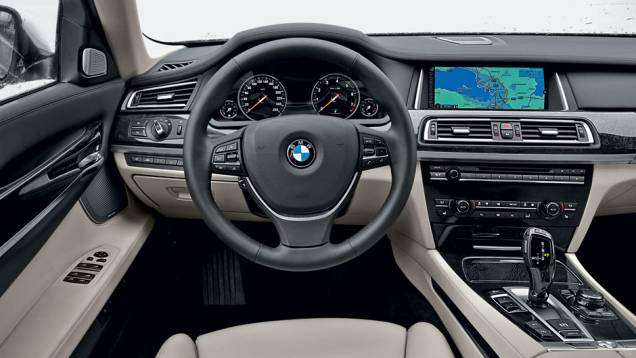 Desenho do painel do novo Série 7 é praticamente igual ao da versão anterior | <a href="https://gutenberg.quatrorodas.abril.com.br/carros/impressoes/bmw-750-li-704546.shtml" rel="migration">Leia mais</a> Desenho do painel do novo Série 7 é praticamente igual ao da versão anterior | <a href="https://gutenberg.quatrorodas.abril.com.br/carros/impressoes/bmw-750-li-704546.shtml" rel="migration">Leia mais</a>