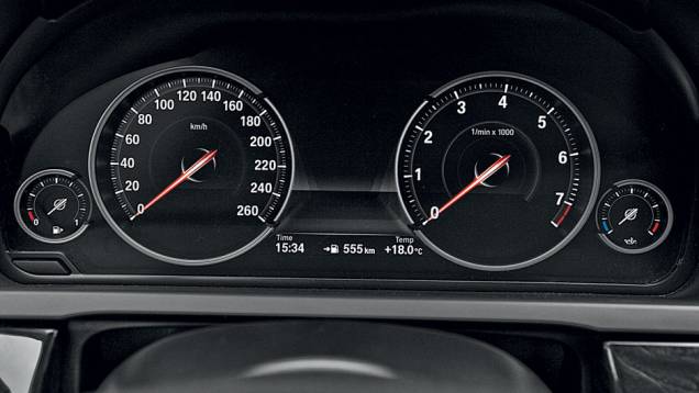 Mostradores parecem analógicos, mas são digitais | <a href="https://gutenberg.quatrorodas.abril.com.br/carros/impressoes/bmw-750-li-704546.shtml" rel="migration">Leia mais</a> Mostradores parecem analógicos, mas são digitais | <a href="https://gutenberg.quatrorodas.abril.com.br/carros/impressoes/bmw-750-li-704546.shtml" rel="migration">Leia mais</a>