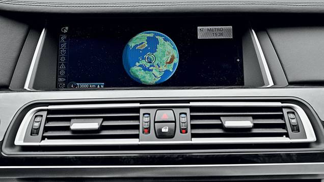 Tela central ficou ainda maior | <a href="https://gutenberg.quatrorodas.abril.com.br/carros/impressoes/bmw-750-li-704546.shtml" rel="migration">Leia mais</a> Tela central ficou ainda maior | <a href="https://gutenberg.quatrorodas.abril.com.br/carros/impressoes/bmw-750-li-704546.shtml" rel="migration">Leia mais</a>
