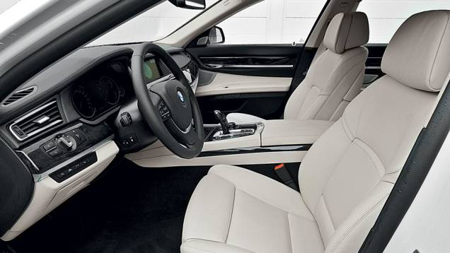 Assentos aquecidos e refrigerados | <a href="https://gutenberg.quatrorodas.abril.com.br/carros/impressoes/bmw-750-li-704546.shtml" rel="migration">Leia mais</a> Assentos aquecidos e refrigerados | <a href="https://gutenberg.quatrorodas.abril.com.br/carros/impressoes/bmw-750-li-704546.shtml" rel="migration">Leia mais</a>
