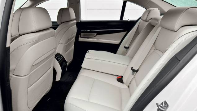 Atrás, um banco para três ou duas poltronas | <a href="https://gutenberg.quatrorodas.abril.com.br/carros/impressoes/bmw-750-li-704546.shtml" rel="migration">Leia mais</a> Atrás, um banco para três ou duas poltronas | <a href="https://gutenberg.quatrorodas.abril.com.br/carros/impressoes/bmw-750-li-704546.shtml" rel="migration">Leia mais</a>