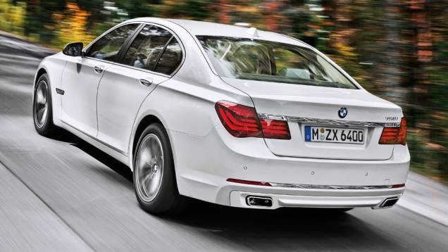 Os fortes vincos laterais que ligam as maçanetas e as lanternas agora terminam numa grande faixa cromada na traseira | <a href="https://gutenberg.quatrorodas.abril.com.br/carros/impressoes/bmw-750-li-704546.shtml" rel="migration">Leia mais</a> Os fortes vincos laterais que ligam as maçanetas e as lanternas agora terminam numa grande faixa cromada na traseira | <a href="https://gutenberg.quatrorodas.abril.com.br/carros/impressoes/bmw-750-li-704546.shtml" rel="migration">Leia mais</a>