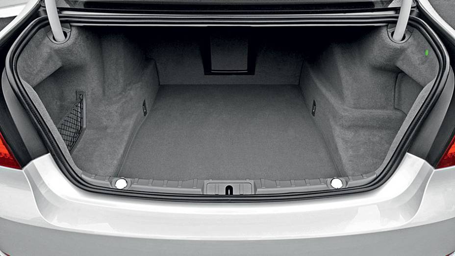 Porta-malas com capacidade de 500 litros | <a href="https://gutenberg.quatrorodas.abril.com.br/carros/impressoes/bmw-750-li-704546.shtml" rel="migration">Leia mais</a>