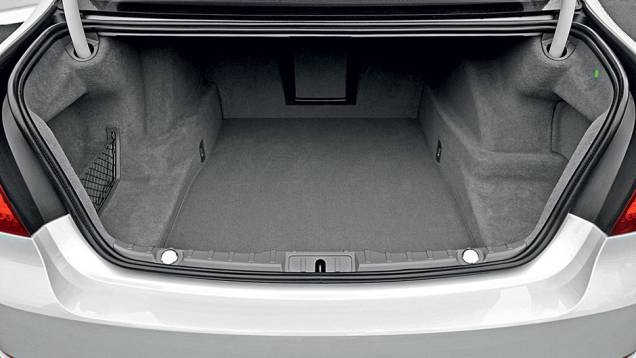 Porta-malas com capacidade de 500 litros | <a href="https://gutenberg.quatrorodas.abril.com.br/carros/impressoes/bmw-750-li-704546.shtml" rel="migration">Leia mais</a> Porta-malas com capacidade de 500 litros | <a href="https://gutenberg.quatrorodas.abril.com.br/carros/impressoes/bmw-750-li-704546.shtml" rel="migration">Leia mais</a>