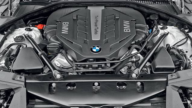 Motor V8 turbo produz 450 cv | <a href="https://gutenberg.quatrorodas.abril.com.br/carros/impressoes/bmw-750-li-704546.shtml" rel="migration">Leia mais</a> Motor V8 turbo produz 450 cv | <a href="https://gutenberg.quatrorodas.abril.com.br/carros/impressoes/bmw-750-li-704546.shtml" rel="migration">Leia mais</a>