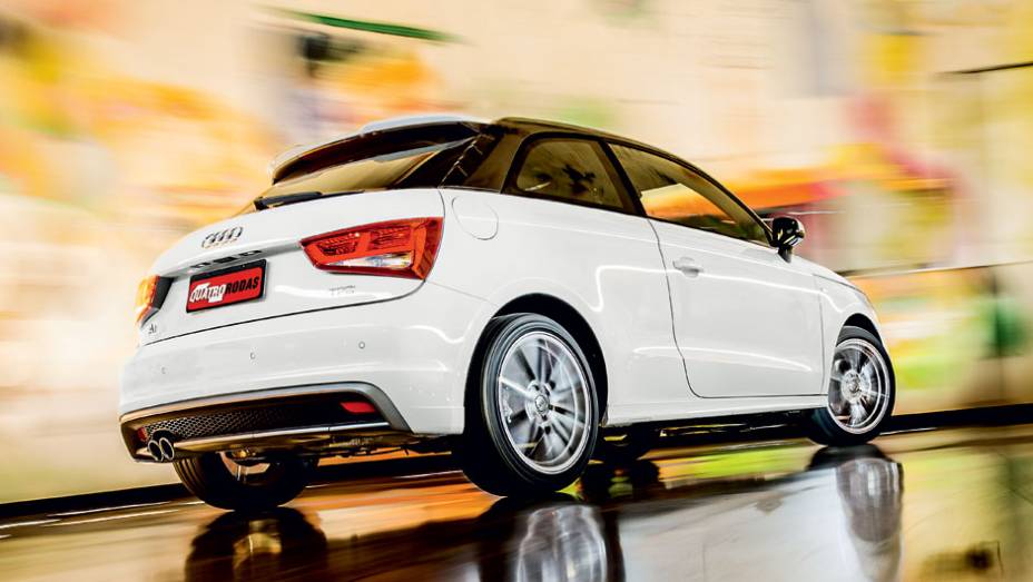 Com 3,95 metros, ele é pouco maior que um VW Gol | <a href="https://gutenberg.quatrorodas.abril.com.br/carros/testes/audi-a1-sport-704018.shtml" rel="migration">Leia mais</a>