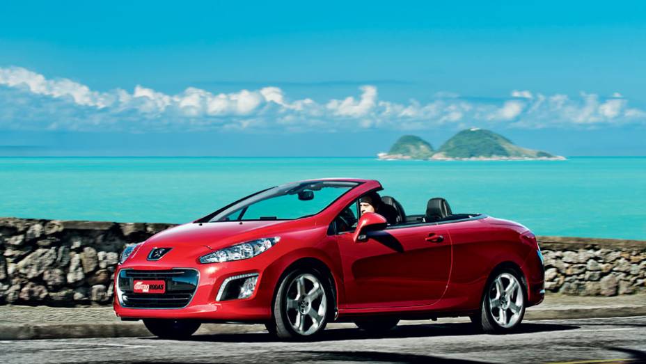 Lateral traz vinco em C na carroceria | <a href="https://gutenberg.quatrorodas.abril.com.br/carros/testes/peugeot-308-cc-702716.shtml" rel="migration">Leia mais</a>
