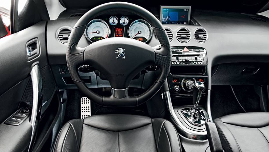 Bem equipado, ele vem com ar digital bizona, GPS, câmbio automático e som de 240 W com USB | <a href="https://gutenberg.quatrorodas.abril.com.br/carros/testes/peugeot-308-cc-702716.shtml" rel="migration">Leia mais</a>