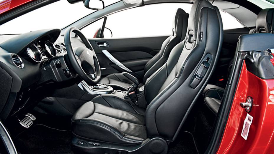 Encosto de cabeça integrado aos bancos de couro | <a href="https://gutenberg.quatrorodas.abril.com.br/carros/testes/peugeot-308-cc-702716.shtml" rel="migration">Leia mais</a>
