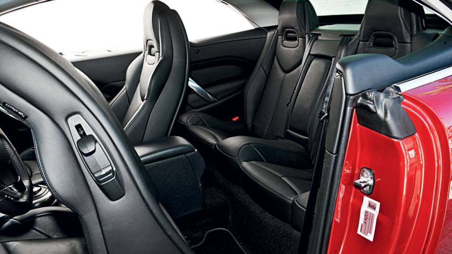 Atrás, espaço apertado para dois adultos | <a href="https://gutenberg.quatrorodas.abril.com.br/carros/testes/peugeot-308-cc-702716.shtml" rel="migration">Leia mais</a>