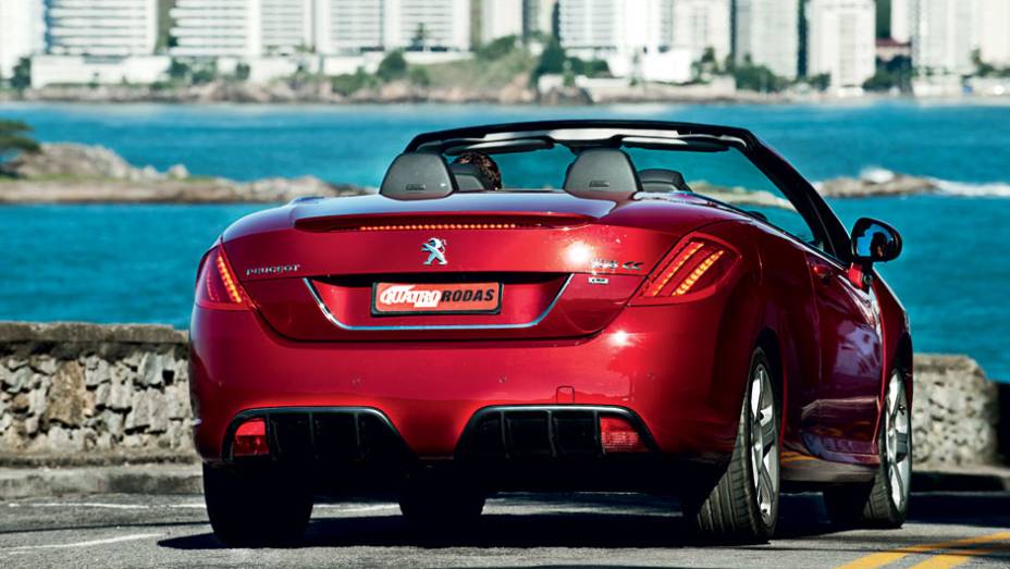 Traseira de design exclusivo e para-choque com extrator de ar. Mas, para um carro de pretensões esportivas, falta o escape duplo | <a href="https://gutenberg.quatrorodas.abril.com.br/carros/testes/peugeot-308-cc-702716.shtml" rel="migration">Leia mais</a>
