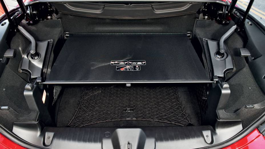 Tela no porta-malas de 226 litros indica até onde vai a bagagem quando a capota está recolhida | <a href="https://gutenberg.quatrorodas.abril.com.br/carros/testes/peugeot-308-cc-702716.shtml" rel="migration">Leia mais</a>