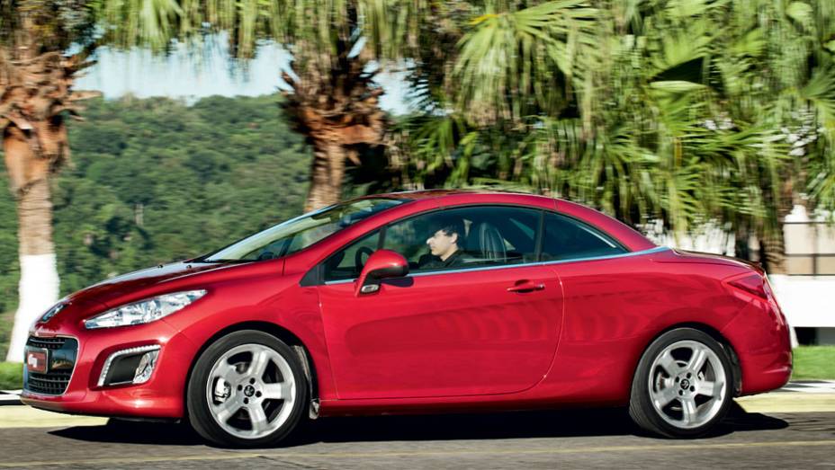 Com ela de pé, cabem 403 litros | <a href="https://gutenberg.quatrorodas.abril.com.br/carros/testes/peugeot-308-cc-702716.shtml" rel="migration">Leia mais</a>