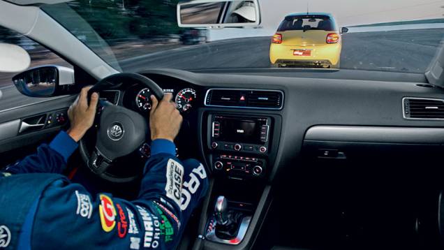 Quem vê o design discreto do painel não faz ideia da esportividade do Jetta na pista | <a href="https://gutenberg.quatrorodas.abril.com.br/reportagens/geral/camaro-x-ds3-x-punto-x-jetta-x-impreza-703736.shtml" rel="migration">Leia mais</a> Quem vê o design discreto do painel não faz ideia da esportividade do Jetta na pista | <a href="https://gutenberg.quatrorodas.abril.com.br/reportagens/geral/camaro-x-ds3-x-punto-x-jetta-x-impreza-703736.shtml" rel="migration">Leia mais</a>