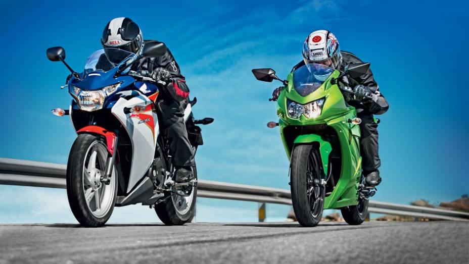 A CBR 250R salta na frente, mas a Ninjinha alcança e passa | <a href="https://gutenberg.quatrorodas.abril.com.br/moto/testes/honda-cbr-vs-kawasaki-ninja-250r-718636.shtml" rel="migration">Leia mais</a>