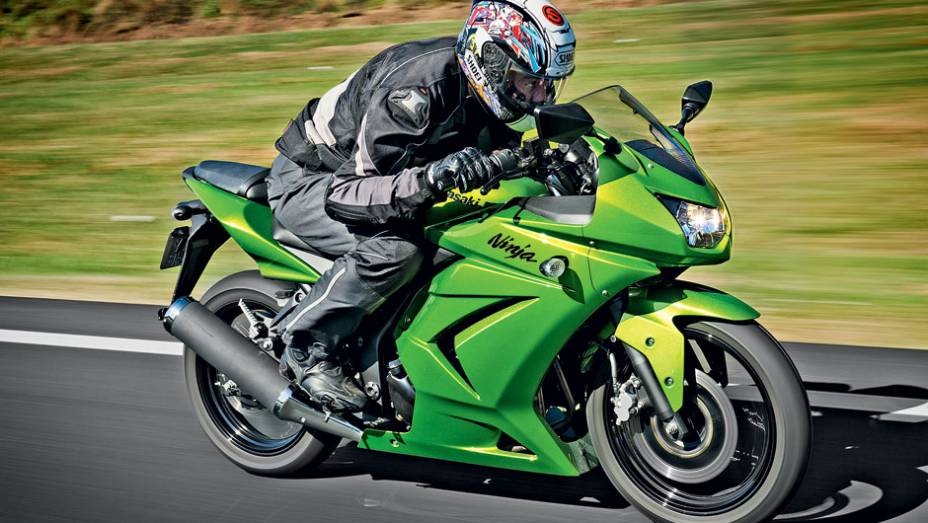 KAWASAKI NINJA 250R - Mais forte em alta, a Ninja tem maior entre-eixos | <a href="https://gutenberg.quatrorodas.abril.com.br/moto/testes/honda-cbr-vs-kawasaki-ninja-250r-718636.shtml" rel="migration">Leia mais</a>