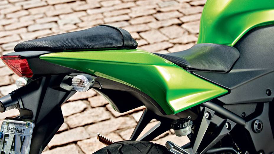 KAWASAKI NINJA 250R - as duas os privilégios vão para o piloto | <a href="https://gutenberg.quatrorodas.abril.com.br/moto/testes/honda-cbr-vs-kawasaki-ninja-250r-718636.shtml" rel="migration">Leia mais</a>