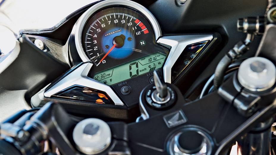 HONDA CBR 250R - Conta-giros de ponteiro semicircular sobreposto a LCD com velocímetro | <a href="https://gutenberg.quatrorodas.abril.com.br/moto/testes/honda-cbr-vs-kawasaki-ninja-250r-718636.shtml" rel="migration">Leia mais</a>