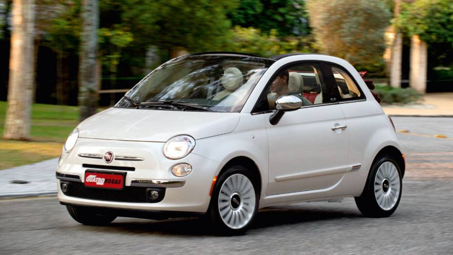 Visto de frente, o Cabrio é idêntico aos Cinquecento fechados | <a href="https://gutenberg.quatrorodas.abril.com.br/carros/impressoes/fiat-500-cabrio-714977.shtml" rel="migration">Leia mais</a>