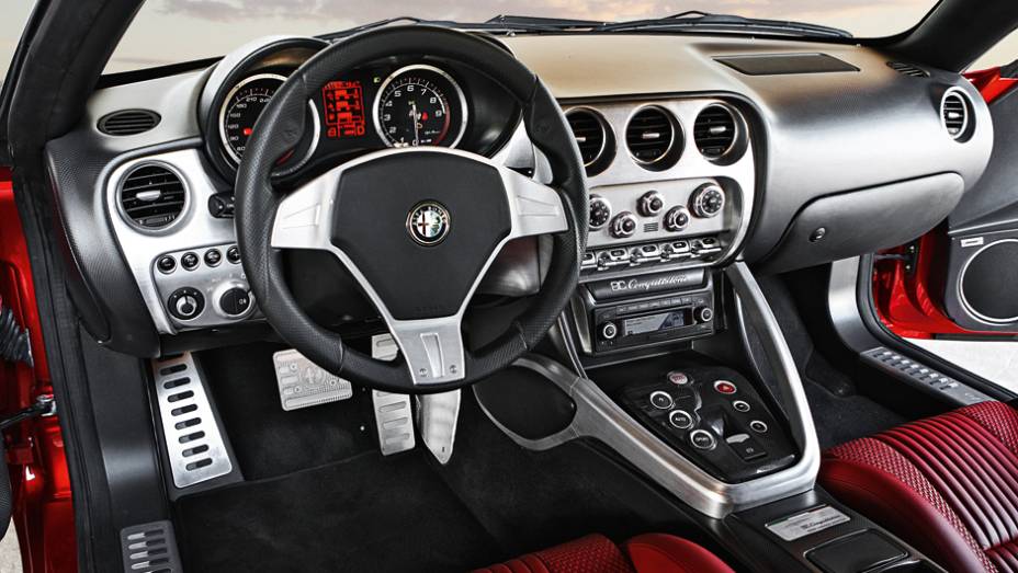 No interior, couro de primeira qualidade com doses fartas de alum&iacute;nio polido | <a href="https://gutenberg.quatrorodas.abril.com.br/carros/impressoes/alfa-romeo-8c-competizione-736780.shtml" rel="migration">Leia mais</a>