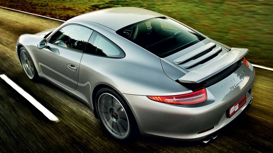 Ele ganhou mais conteúdo e ficou 50 kg mais leve | <a href="https://gutenberg.quatrorodas.abril.com.br/carros/testes/porsche-911-carrera-s-716751.shtml" rel="migration">Leia mais</a>