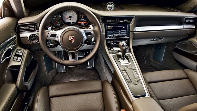 O console inclinado é novidade e a alavanca de câmbio ficou mais próxima do volante | <a href="https://gutenberg.quatrorodas.abril.com.br/carros/testes/porsche-911-carrera-s-716751.shtml" rel="migration">Leia mais</a> O console inclinado é novidade e a alavanca de câmbio ficou mais próxima do volante | <a href="https://gutenberg.quatrorodas.abril.com.br/carros/testes/porsche-911-carrera-s-716751.shtml" rel="migration">Leia mais</a>