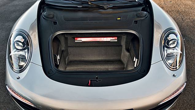 No porta-malas vão 135 litros de bagagem | <a href="https://gutenberg.quatrorodas.abril.com.br/carros/testes/porsche-911-carrera-s-716751.shtml" rel="migration">Leia mais</a> No porta-malas vão 135 litros de bagagem | <a href="https://gutenberg.quatrorodas.abril.com.br/carros/testes/porsche-911-carrera-s-716751.shtml" rel="migration">Leia mais</a>