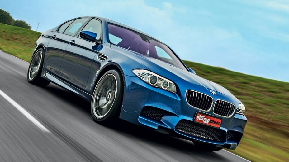 Far&oacute;is bixen&ocirc;nio contam com an&eacute;is de leds, para ilumina&ccedil;&atilde;o diurna | <a href="https://gutenberg.quatrorodas.abril.com.br/carros/comparativos/bmw-m5-x-mercedes-benz-63-amg-737606.shtml" rel="migration">Leia mais</a>