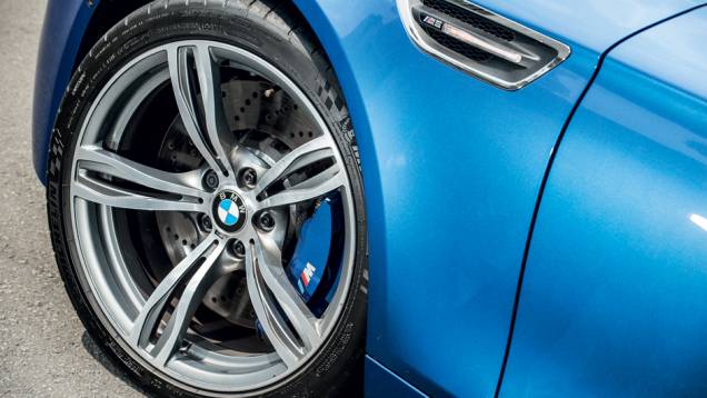 Roda de aro 20 exibe disco de freio ventilado e perfurado | <a href="https://gutenberg.quatrorodas.abril.com.br/carros/comparativos/bmw-m5-x-mercedes-benz-63-amg-737606.shtml" rel="migration">Leia mais</a> Roda de aro 20 exibe disco de freio ventilado e perfurado | <a href="https://gutenberg.quatrorodas.abril.com.br/carros/comparativos/bmw-m5-x-mercedes-benz-63-amg-737606.shtml" rel="migration">Leia mais</a>
