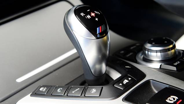 Câmbio tem trocas sequenciais | <a href="https://gutenberg.quatrorodas.abril.com.br/carros/comparativos/bmw-m5-x-mercedes-benz-63-amg-737606.shtml" rel="migration">Leia mais</a> Câmbio tem trocas sequenciais | <a href="https://gutenberg.quatrorodas.abril.com.br/carros/comparativos/bmw-m5-x-mercedes-benz-63-amg-737606.shtml" rel="migration">Leia mais</a>