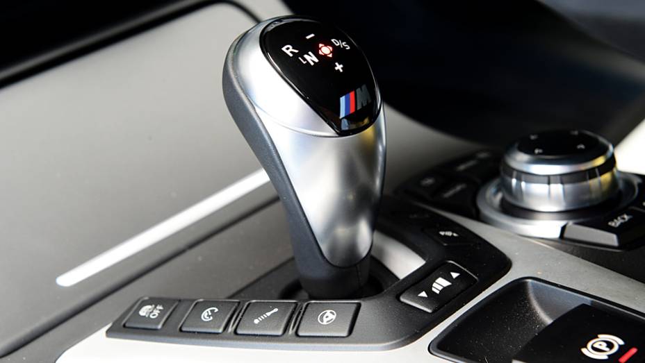 C&acirc;mbio tem trocas sequenciais | <a href="https://gutenberg.quatrorodas.abril.com.br/carros/comparativos/bmw-m5-x-mercedes-benz-63-amg-737606.shtml" rel="migration">Leia mais</a>