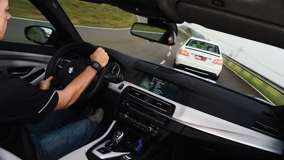 Motorista pode desligar o ESP e assumir o controle da situa&ccedil;&atilde;o | <a href="https://gutenberg.quatrorodas.abril.com.br/carros/comparativos/bmw-m5-x-mercedes-benz-63-amg-737606.shtml" rel="migration">Leia mais</a>