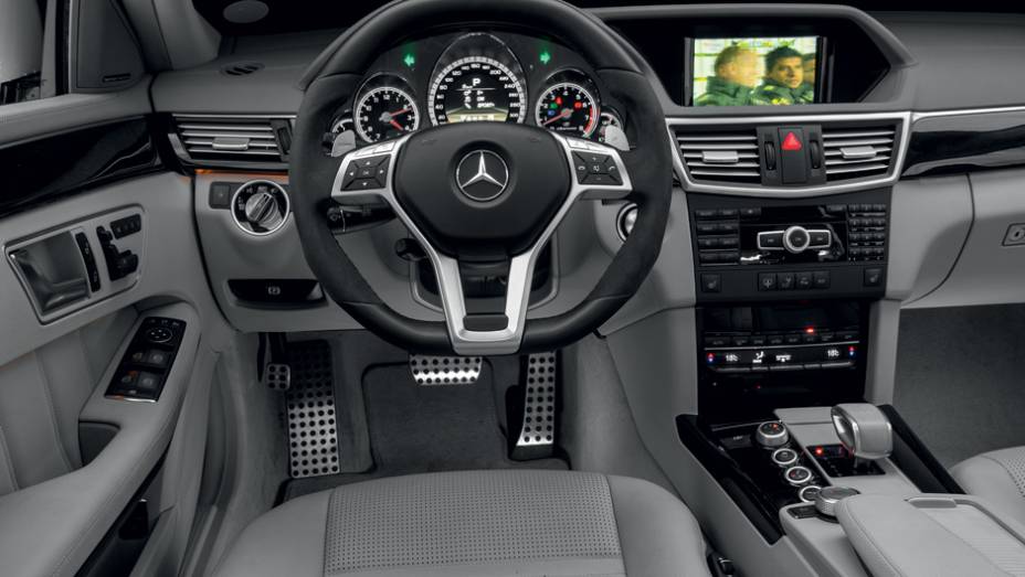 No volante, Alcantara dá melhor grip, ao mesmo tempo que acaricia as mãos | <a href="https://gutenberg.quatrorodas.abril.com.br/carros/comparativos/bmw-m5-x-mercedes-benz-63-amg-737606.shtml" rel="migration">Leia mais</a>