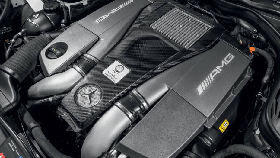 Tampa do motor e aerof&oacute;lio s&atilde;o de carbono | <a href="https://gutenberg.quatrorodas.abril.com.br/carros/comparativos/bmw-m5-x-mercedes-benz-63-amg-737606.shtml" rel="migration">Leia mais</a>