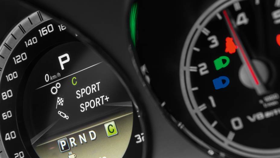 ... s&atilde;o mostrados no visor | <a href="https://gutenberg.quatrorodas.abril.com.br/carros/comparativos/bmw-m5-x-mercedes-benz-63-amg-737606.shtml" rel="migration">Leia mais</a>