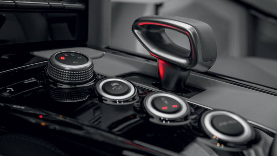 Modos de dire&ccedil;&atilde;o, transmiss&atilde;o, ESP e suspens&atilde;o selecionados... | <a href="https://gutenberg.quatrorodas.abril.com.br/carros/comparativos/bmw-m5-x-mercedes-benz-63-amg-737606.shtml" rel="migration">Leia mais</a>