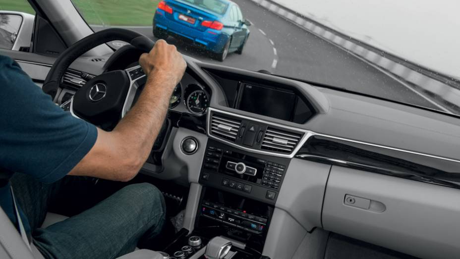 O M5 exige pulso do piloto nas curvas, enquanto o E 63 AMG &eacute; mais suave no trato | <a href="https://gutenberg.quatrorodas.abril.com.br/carros/comparativos/bmw-m5-x-mercedes-benz-63-amg-737606.shtml" rel="migration">Leia mais</a>