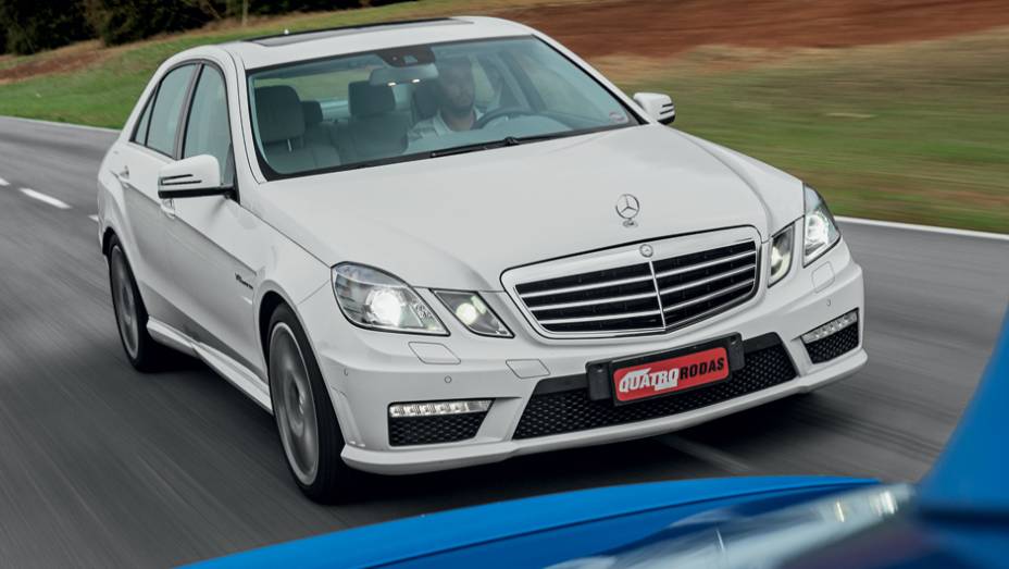 Mudan&ccedil;as s&atilde;o esperadas para 2014 no design dos sed&atilde;s da Classe E | <a href="https://gutenberg.quatrorodas.abril.com.br/carros/comparativos/bmw-m5-x-mercedes-benz-63-amg-737606.shtml" rel="migration">Leia mais</a>